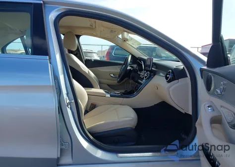 2018 Mercedes-Benz C 300 z USA, uszkodzony, nr VIN 55SWF4JB1JU234570